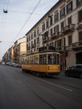 Panorama manzaralı eski bir tarihi antika sarı elektrikli tramvay yolu Tranviaria Milano Lombardiya İtalya