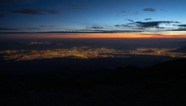 Aydınlatılmış sokak lambaları Arequipa şehrinin panoramasını gün batımını gün batımını gün batımını şafak vakti gökyüzünü Misti volkanı Peru And Dağları 'ndan.