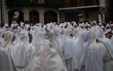 Geleneksel karnaval festivali kültür müziği erkekler beyaz kostüm Mundaka Bask İspanya Aratuste