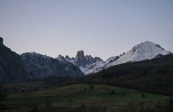 Naranjo de Bulnes Picu Urriellu Montañas cantábricas desde el mirador del Pozo de la Oración Picos de Europa Asturias España — Foto de Stock