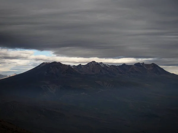 Vista panorámica de Picchu Picchu montaña volcán inactivo neblina polvo niebla nubes del volcán Misti Arequipa Perú Andes — Foto de Stock