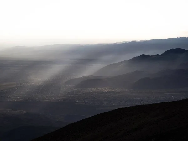 Panorama utsikt över bergskedjan silhuett lager dis damm dimma moln vid Misti vulkan Arequipa Peru Ander — Stockfoto