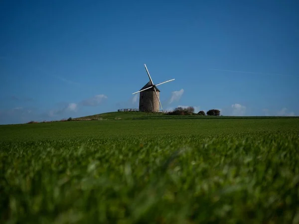 Panorama starego wiejskiego wiatraka historycznego Moulin de Moithe w zielonej trawie łąka Pontorson Normandy Francja — Zdjęcie stockowe