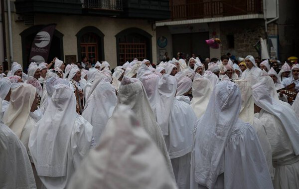 Традиционный карнавал праздник культуры музыкальный танец мужчин белый костюм Аторрак Аратусте из Мундака баскской Испании