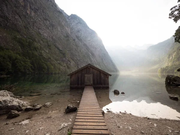 德国巴伐利亚奥贝西科尼格斯湖高山棚屋的全景映照 — 图库照片