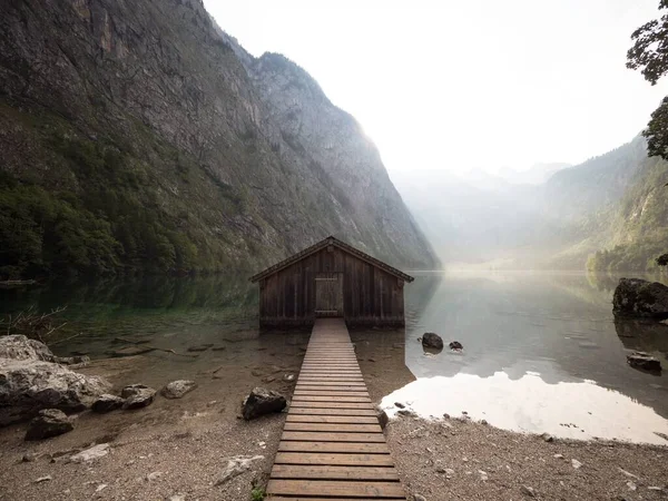 பழைய மர படகு வீட்டின் பனோராமா பிரதிபலிப்பு ஆல்ப் மலை ஏரி Obersee Koenigssee Berchtesgaden பவேரியா ஜெர்மனி — ஸ்டாக் புகைப்படம்