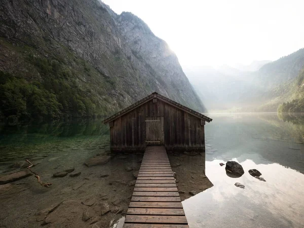 Panorama reflection of old wooden boat house shed alpine mountain lake Obersee Koenigssee Berchtesgaden Βαυαρία Γερμανία — Φωτογραφία Αρχείου