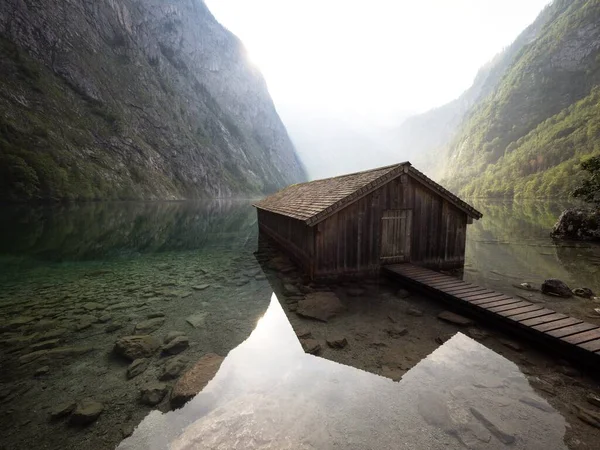 Panorama odraz starého dřevěného lodního domu bouda alpské horské jezero Obersee Koenigssee Berchtesgaden Bavaria Německo — Stock fotografie