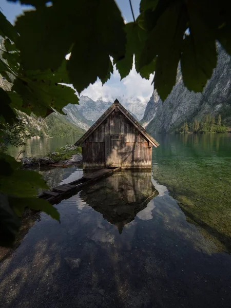德国巴伐利亚州Obersee Fischunkelalm Berchtesgaden高山湖畔木船屋的全景映照 — 图库照片
