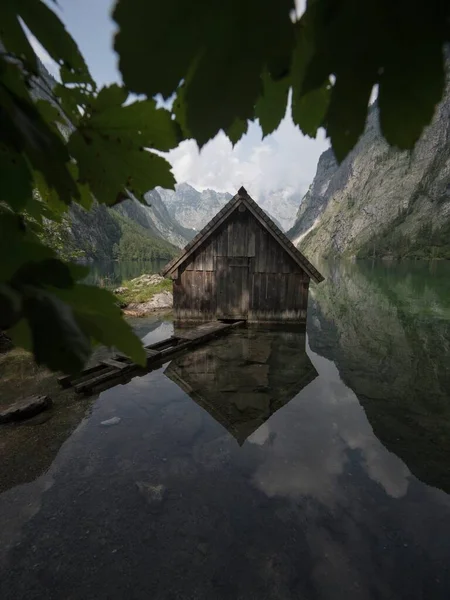 Panorama reflection of wooden boat house shed alpine mountain lake Obersee Fischunkelalm Berchtesgaden Βαυαρία Γερμανία — Φωτογραφία Αρχείου