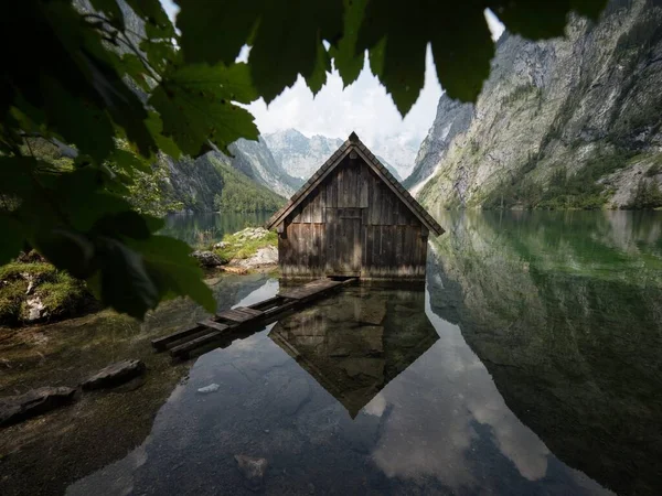 Panorama reflexão de madeira barco casa galpão alpino montanha lago Obersee Fischunkelalm Berchtesgaden Baviera Alemanha — Fotografia de Stock