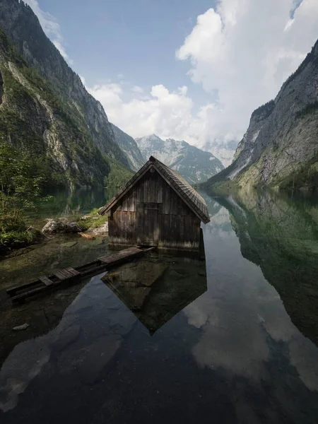 Panorama reflection of wooden boat house shed alpine mountain lake Obersee Fischunkelalm Berchtesgaden Βαυαρία Γερμανία — Φωτογραφία Αρχείου