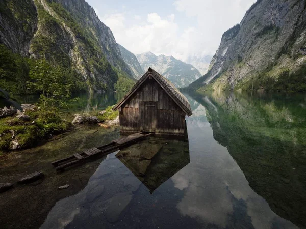 Panorama reflection of wooden boat house shed alpine mountain lake Obersee Fischunkelalm Berchtesgaden Βαυαρία Γερμανία — Φωτογραφία Αρχείου