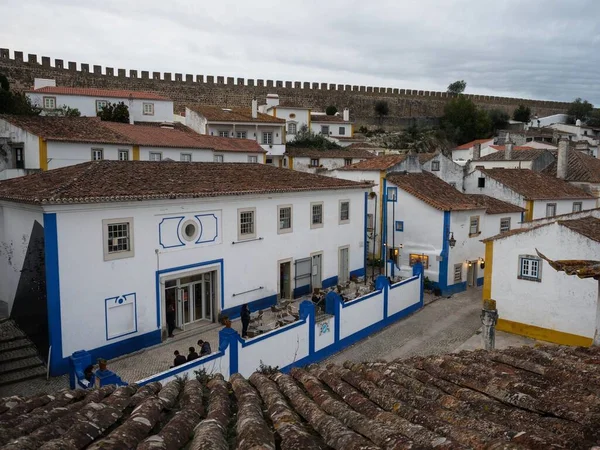 Panorama vista de las antiguas paredes blancas históricas casas edificios estrecha callejuela adoquinada calle callejón en Obidos Portugal — Foto de Stock