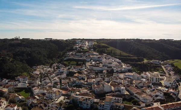 Aljezur Faro Algarve Portekiz 'deki Aljezur Aljezur şehrindeki tepenin üzerindeki beyaz binaların hava manzarası. — Stok fotoğraf