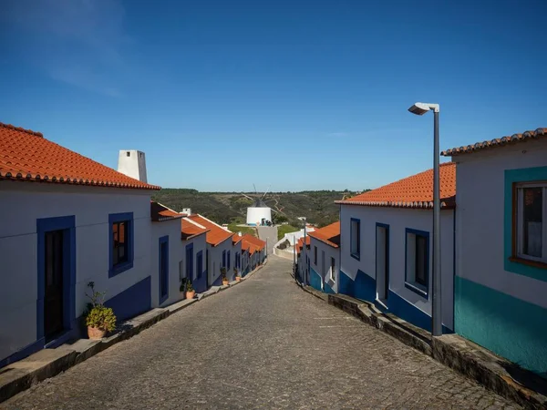 Aljezur Faro Algarve Portekiz 'deki Aljezur Algarve Algarve' deki tepe kentsel sokak binalarının panorama manzarası — Stok fotoğraf