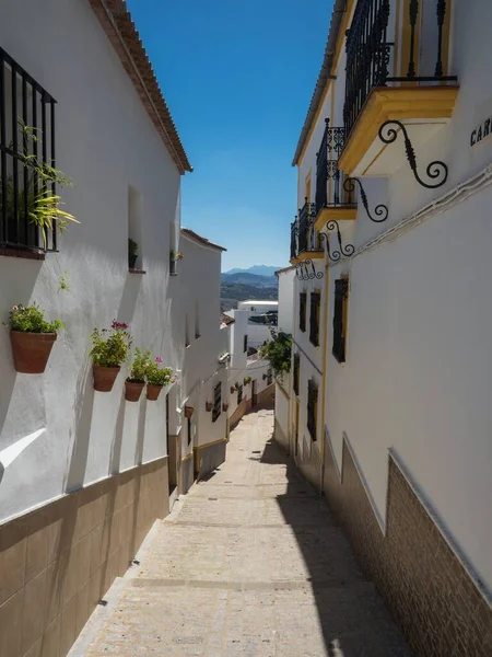 Blick auf weiße Wände Häuser Gebäude Stadt Dorf Stadt Olvera in Sierra de Cadiz Andalusien (automatische Übersetzung) — Stockfoto