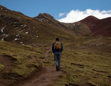 Cordillera de Arcoiris 'de yürüyüş yapan erkek turist renkli Palccoyo gökkuşağı dağı Palcoyo Cuzco Peru Güney Amerika