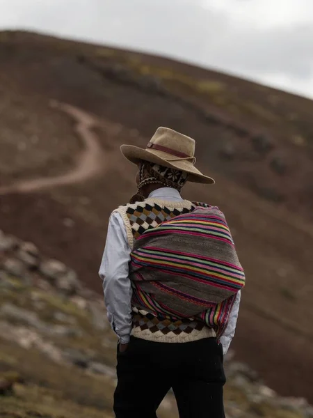 Людина в традиційному андійському одязі на барвистій горі Палькойо Куско Перу Південна Америка. — стокове фото