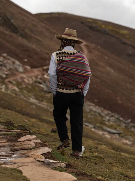 Homem de roupas tradicionais andinas indígenas na montanha Palccoyo colorido arco-íris Palcoyo Cuzco Peru América do Sul — Fotografia de Stock