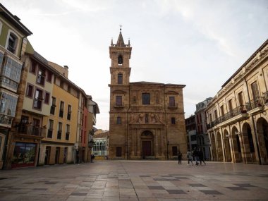 Oviedo Asturias 'taki Plaza de la Constitucion' daki eski tarihi San Isidoro El Real Katolik Kilisesi manzarası