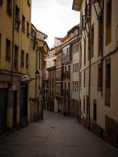 Vista panorámica de antiguas casas rústicas históricas edificios fachada exterior calle urbana paisaje urbano en Oviedo Asturias España — Foto de Stock