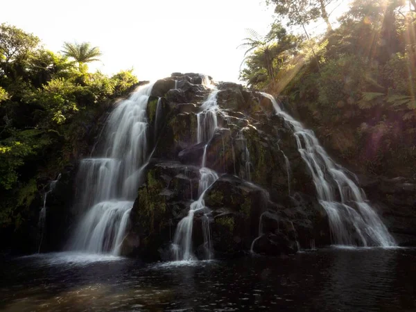 Hosszú expozíció panoráma a trópusi vízesés kaszkád Owharoa esik Karangahake Gorge Waikato North Island Új-Zéland — Stock Fotó