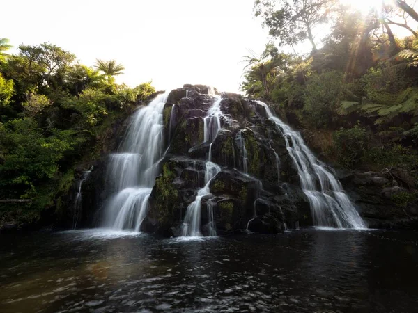 Langzeitbelichtung Panorama der tropischen Wasserfallkaskade Owharoa Falls Karangahake Gorge Waikato North Island Neuseeland — Stockfoto