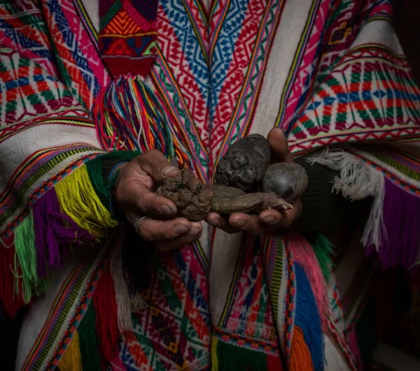 Agricultor indígena en ropa típica tradicional de poncho tejido a mano sosteniendo papas en las manos Aldea Palccoyo Cuzco Perú — Foto de Stock