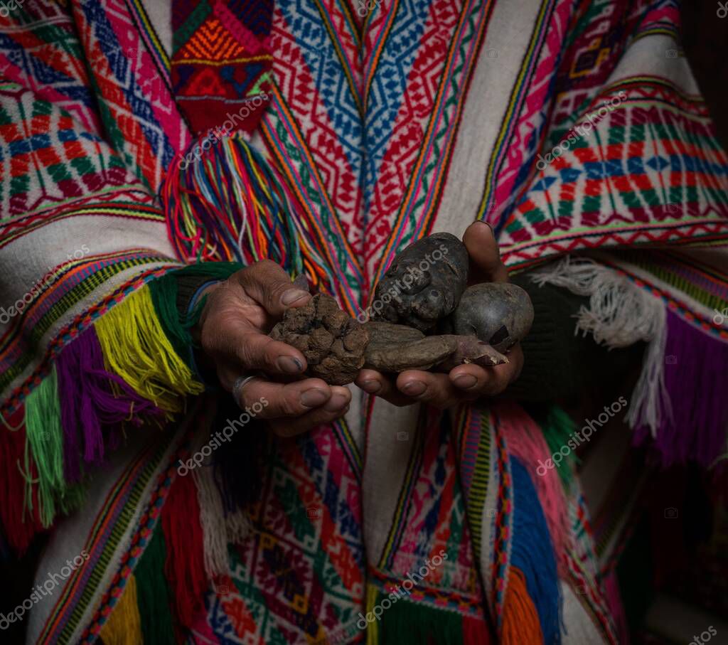 Contadino indigeno in tipico tradizionale tessuto a mano poncho