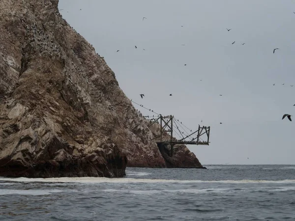 Старые исторические заброшенные руины моста на островах Ислас-Балестас, тихоокеанские скалы, перуанский буби Paracas Peru — стоковое фото