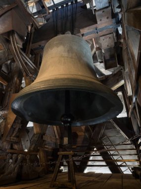 Mart 2019 Bronz Bourdon çanı Emmanuel Notre Dame Katedrali Paris 'teki yangından önce güney kulesi.