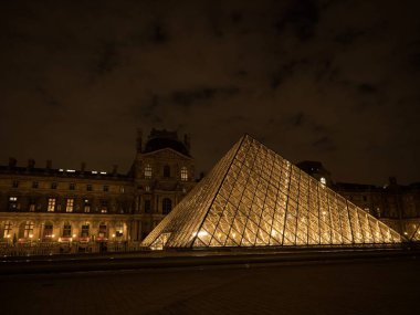 Louvre Piramidi Piramit Tasarım Müzesi 'nin gece manzarası Paris' te Fransa Avrupa 'da inşa ediliyor.