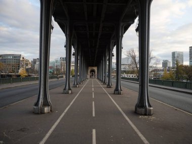 Paris nehri üzerindeki eski tarihi Pont de Passy Bir-Hakeim çelik kemer köprüsü simetri tüneli manzarası