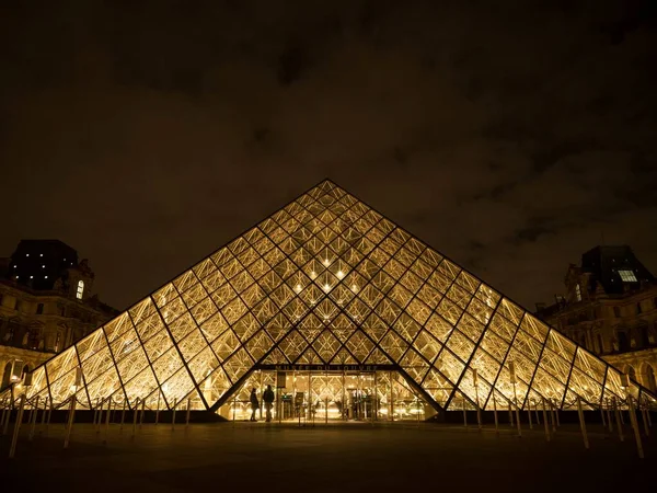 Panorama nocturno del Louvre pirámide vidrio diseño arquitectura museo edificio construcción en París Francia Europa — Foto de Stock