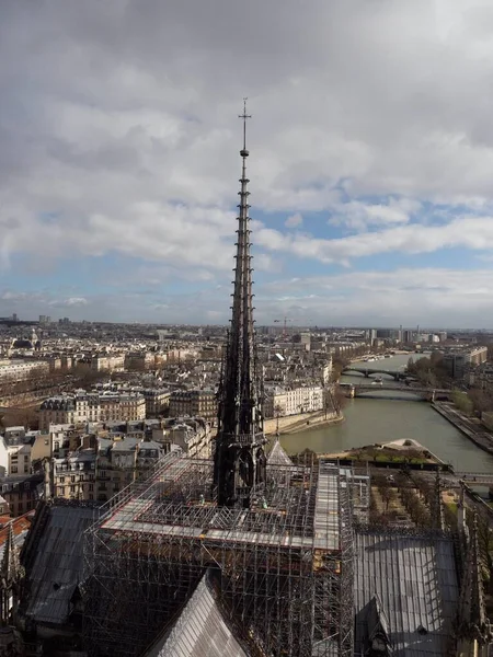 Marzo 2019 obras de construcción en el ahora derrumbada torre de techo de la catedral de Notre Dame de Paris Francia antes del incendio Abril 2019 — Foto de Stock