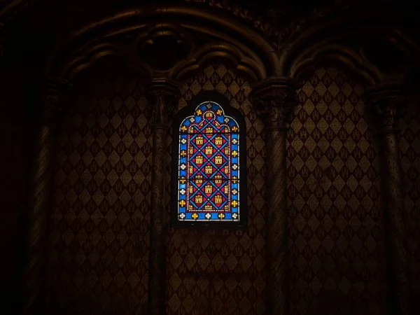 Målat glas mosaik fönster gotiska interiören nedre kapell Sainte Chapelle kungliga kyrkan Palais de la Cite Paris Frankrike — Stockfoto