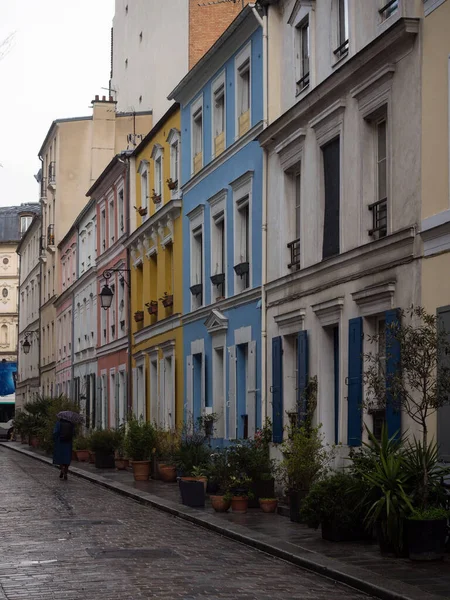 Panorama empedrado peatonal calle vista de coloridas casas fachadas edificio exterior en Rue Cremieux Paris Francia —  Fotos de Stock