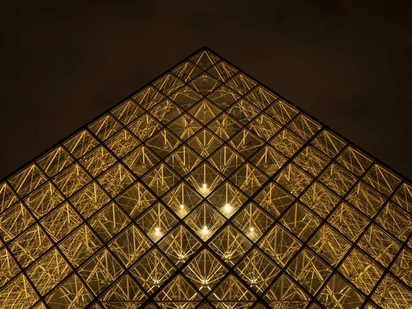 Panorama noturno da construção do museu de arquitetura de design de vidro pirâmide do Louvre em Paris França Europa — Fotografia de Stock