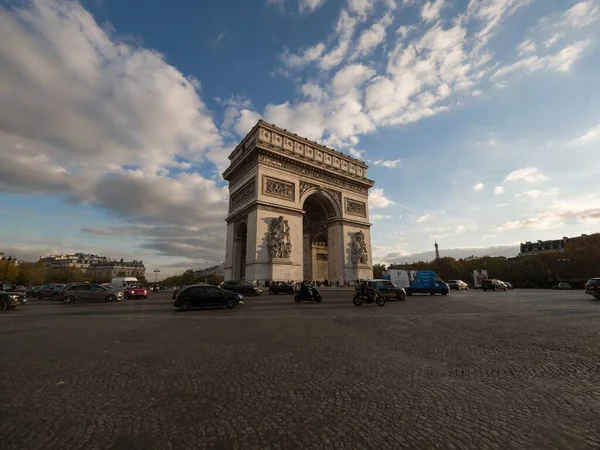 Vista panorámica de la calle del histórico Arco del Triunfo Monumento al Etoile tráfico emblemático Campos Elíseos París Francia Europa — Foto de Stock