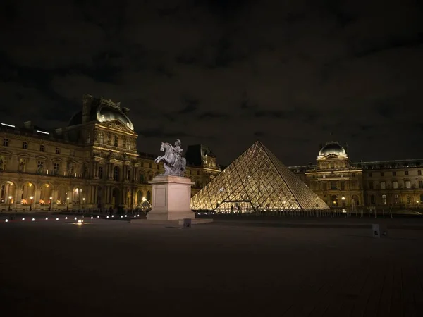 Panorama nocturno del Louvre pirámide vidrio diseño arquitectura museo edificio construcción en París Francia Europa — Foto de Stock