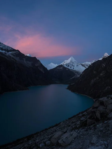 Auringonlasku panoraama sininen turkoosi Alppien vuoristo järvi Laguna Paron Huascaran Caraz Huaraz Cordillera Blanca Peru — kuvapankkivalokuva