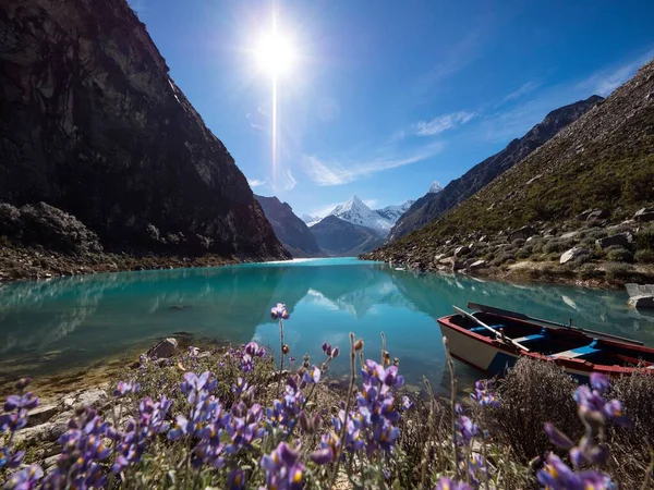 Lago de montaña alpino azul turquesa Laguna Paron barco reflejo de flores en Caraz Huaraz Ancash Cordillera Blanca Perú — Foto de Stock