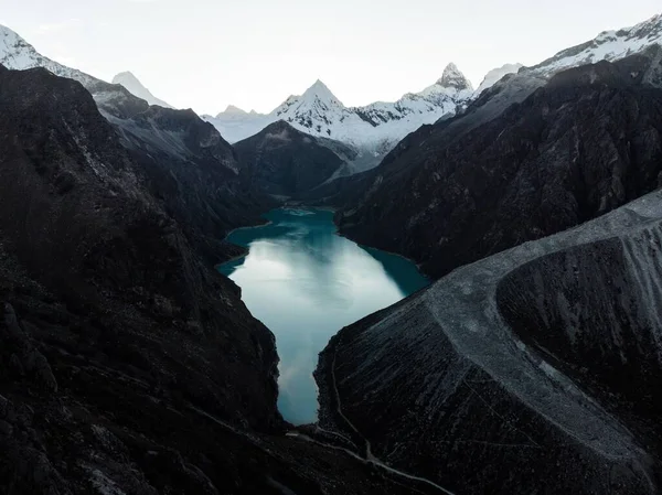 Panorama aéreo del lago de montaña alpino azul turquesa Laguna Paron en Caraz Huaraz Ancash Cordillera Blanca Perú —  Fotos de Stock