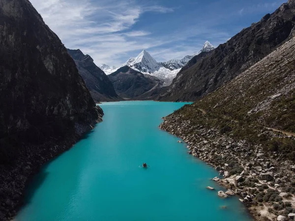 Академическая гребля на лодке на голубом бирюзовом альпийском озере Лагуна Парон в Карас Уараз Анкаш Кордильера Бланка Перу — стоковое фото