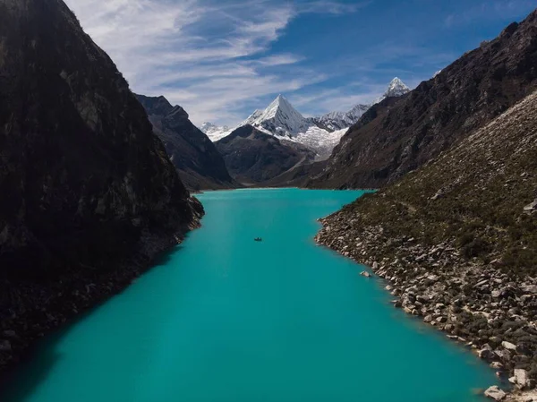 Soutuvene sinisellä turkoosilla vuoristojärvellä Laguna Paron Carazissa Huaraz Ancash Cordillera Blanca Peru — kuvapankkivalokuva