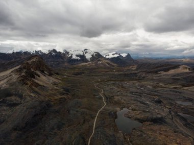 Pastoruri Buzulu 'nun eriyen kar gölünün hava manzarası Cordillera Blanca Huaraz Ancash Peru And Dağları Güney Amerika