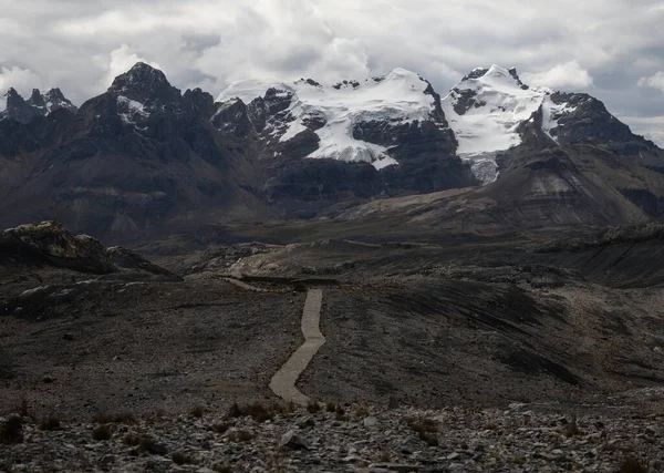 Panorama utsikt över Pastoruri Glacier smältande snö issjö Cordillera Blanca Huaraz Ancash Peru Andes Sydamerika — Stockfoto