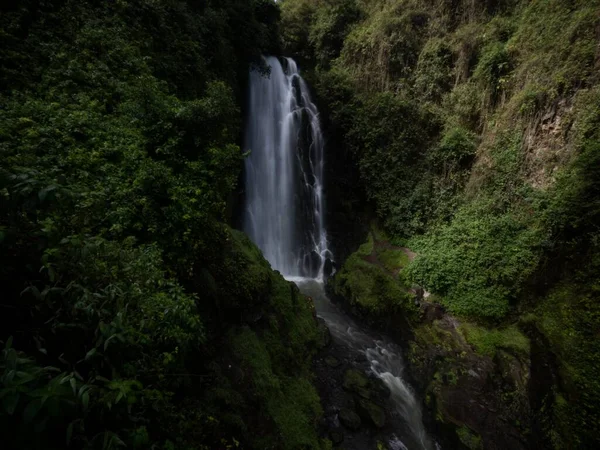 Langzeitbelichtung Panorama tropischer üppig grüner geschützter Waldwasserfall Peguche in Otavalo Imbabura Ecuador — Stockfoto