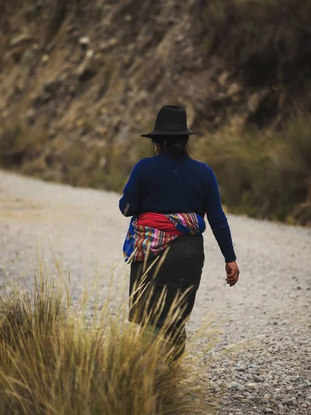 Anciana en Perú andes vistiendo traje tradicional indígena tejido a mano colorido en el Glaciar Pastoruri Ancash — Foto de Stock